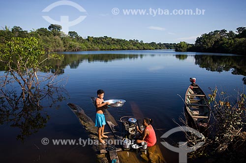  Mulher lavando louça na beira do Rio Negro  - Manaus - Amazonas (AM) - Brasil