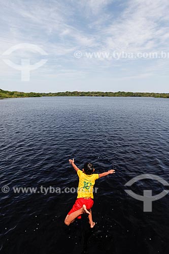  Criança ribeirinha brincando no Rio Negro  - Manaus - Amazonas (AM) - Brasil