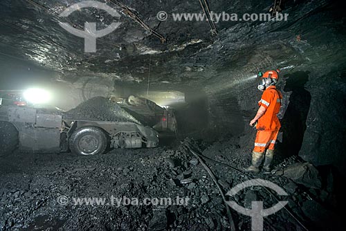  Homem operando minerador contínuo - Mina Fontanella - Carbonífera Metropolitana  - Treviso - Santa Catarina - Brasil