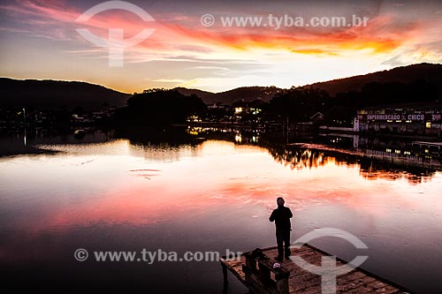  Silhueta de homem sobre trapiche na Lagoa da Conceição ao anoitecer  - Florianópolis - Santa Catarina (SC) - Brasil