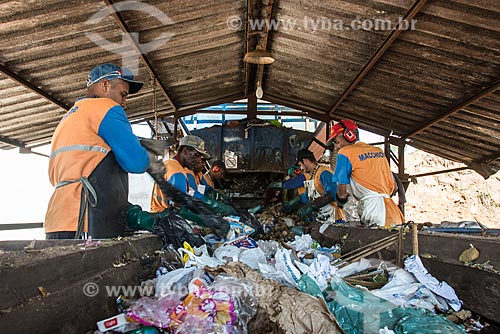  Funcionários de empresa de coleta de lixo fazem separação de plásticos e alumínio  - Garça - São Paulo (SP) - Brasil