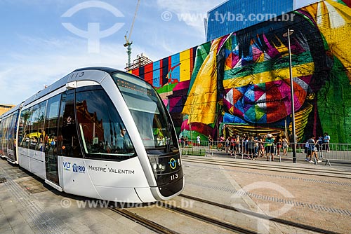  Veículo Leve Sobre Trilhos (VLT) com Mural Etnias ao fundo - Orla Prefeito Luiz Paulo Conde (2016)  - Rio de Janeiro - Rio de Janeiro (RJ) - Brasil