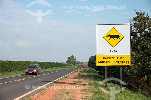  Placa de sinalização sobre travessia de animais silvestres na rodovia SP-331  - Alvinlândia - São Paulo (SP) - Brasil