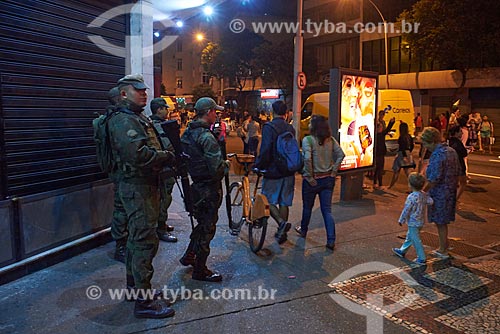  Policiamento do Exército Brasileiro durante a passagem da Tocha Olímpica pelo Rio de Janeiro - esquina da Avenida Nossa Senhora de Copacabana com a Rua Dias da Rocha  - Rio de Janeiro - Rio de Janeiro (RJ) - Brasil