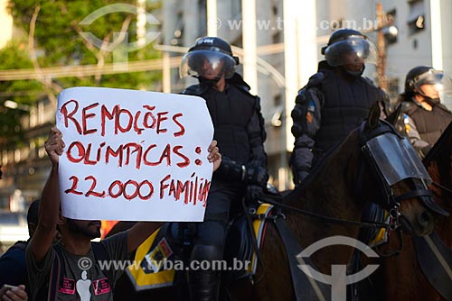  Cartaz durante a manifestação na Rua Conde de Bonfim no dia da abertura dos Jogos Olímpicos - Rio 2016  - Rio de Janeiro - Rio de Janeiro (RJ) - Brasil