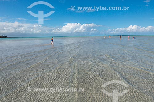  Banhistas na Praia de Xaréu durante a maré baixa  - Maragogi - Alagoas (AL) - Brasil