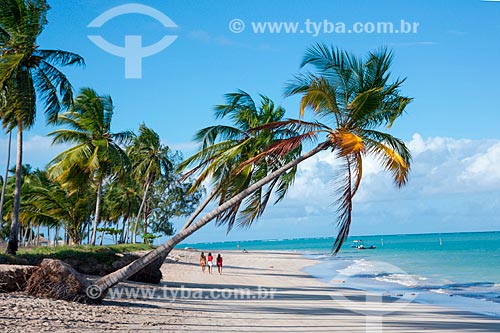  Banhistas na orla da Praia de Xaréu  - Maragogi - Alagoas (AL) - Brasil