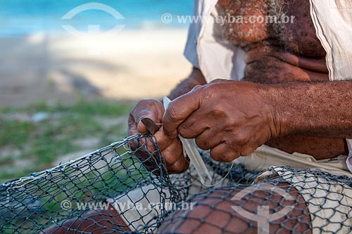  Detalhe de pescador na orla da Praia Ponta de Mangue  - Maragogi - Alagoas (AL) - Brasil