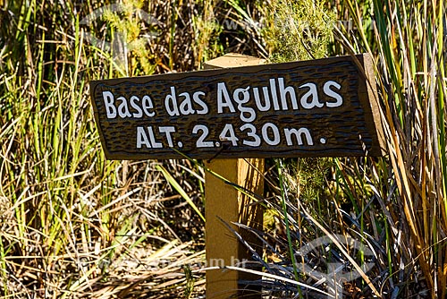  Detalhe de placa informativa na trilha entre o Pico das Agulhas Negras e a Asa de Hermes no Parque Nacional de Itatiaia  - Itatiaia - Rio de Janeiro (RJ) - Brasil