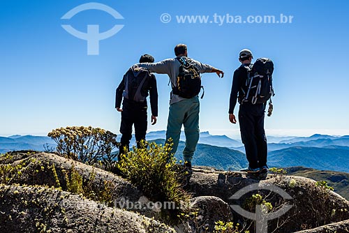  Turistas observando paisagem durante trilha entre o Pico das Agulhas Negras e a Asa de Hermes no Parque Nacional de Itatiaia  - Itatiaia - Rio de Janeiro (RJ) - Brasil