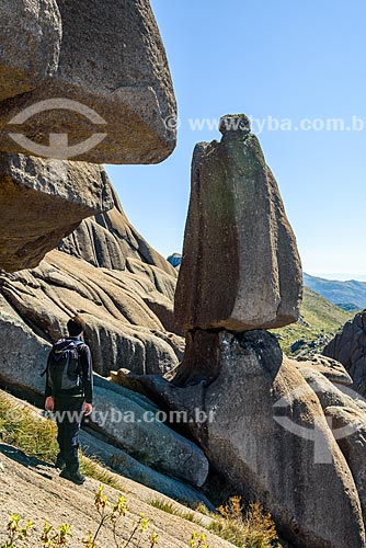  Turista observando paisagem durante trilha entre o Pico das Agulhas Negras e a Asa de Hermes no Parque Nacional de Itatiaia  - Itatiaia - Rio de Janeiro (RJ) - Brasil