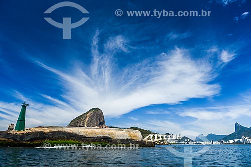  Forte Tamandaré da Laje (1555) na Baía de Guanabara com o Pão de Açúcar ao fundo  - Rio de Janeiro - Rio de Janeiro (RJ) - Brasil