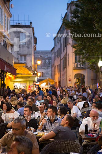  Público em praça da cidade de Arles durante o jogo França x Alemanha - Semininal da Eurocopa 2016  - Arles - Departamento de Bocas do Ródano - França