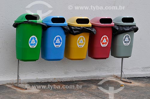  Coletores de lixo reciclável na Avenida José Munia  - São José do Rio Preto - São Paulo (SP) - Brasil