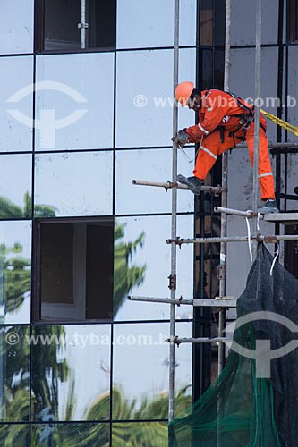  Operário instalando tela de proteção na fachada do Hotel Arena - Arpoador  - Rio de Janeiro - Rio de Janeiro (RJ) - Brasil