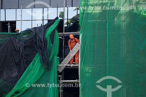  Operário instalando tela de proteção na fachada do Hotel Arena - Arpoador  - Rio de Janeiro - Rio de Janeiro (RJ) - Brasil