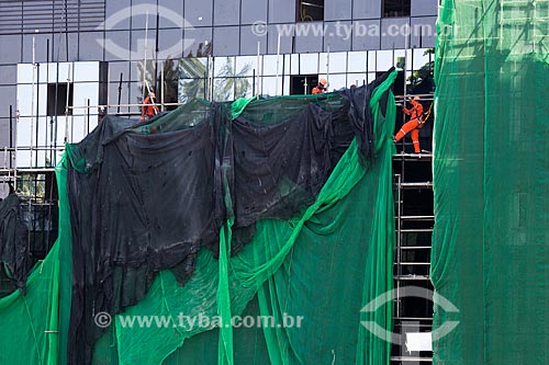  Operários instalando tela de proteção na fachada do Hotel Arena - Arpoador  - Rio de Janeiro - Rio de Janeiro (RJ) - Brasil