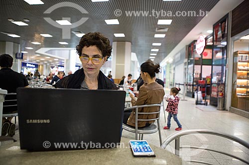  Mulher utilizando laptop na praça de alimentação do Aeroporto Santos Dumont  - Rio de Janeiro - Rio de Janeiro (RJ) - Brasil