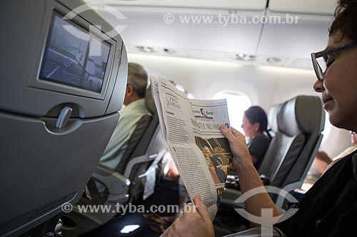  Passageira lendo jornal dentro de avião  - Rio de Janeiro - Rio de Janeiro (RJ) - Brasil