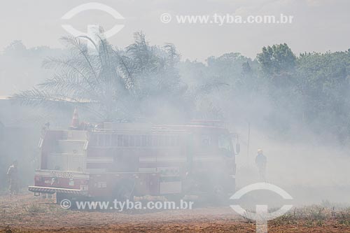  Caminhão dos Bombeiros combatendo incêndio às margens da Avenida Perimetral Norte (GO-070) durante o período de seca  - Goiânia - Goiás (GO) - Brasil