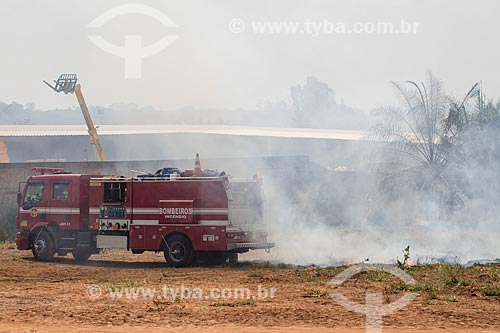  Caminhão dos Bombeiros combatendo incêndio às margens da Avenida Perimetral Norte (GO-070) durante o período de seca  - Goiânia - Goiás (GO) - Brasil