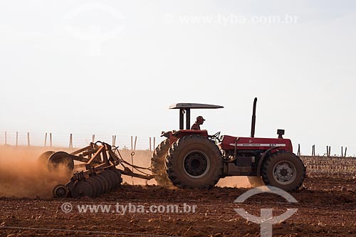  Trator arando o solo para plantação de cana-de-açúcar próximo a cidade de Itaberaí  - Itaberaí - Goiás (GO) - Brasil