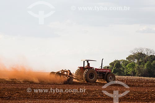  Trator arando o solo para plantação de cana-de-açúcar próximo a cidade de Itaberaí  - Itaberaí - Goiás (GO) - Brasil