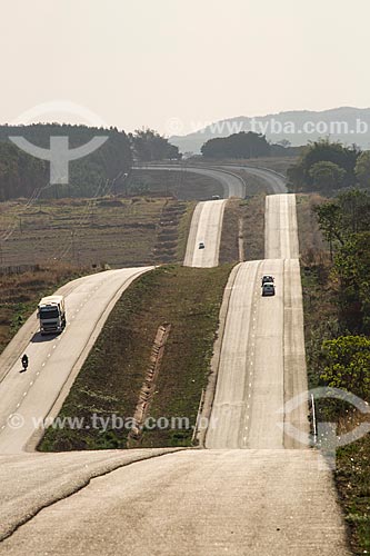  Trecho da Rodovia Jayme Câmara (GO-070) entre as cidade de Araçu e Itaberaí  - Araçu - Goiás (GO) - Brasil