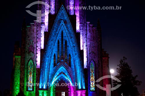  Fachada da Paróquia de Nossa Senhora de Lourdes - também conhecida como Catedral de Pedra - iluminada durante a noite
  - Canela - Rio Grande do Sul (RS) - Brasil