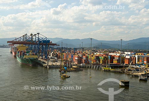  Navio cargueiro no TECON - Terminal de Contêineres de Santos - do Porto de Santos  - Guarujá - São Paulo (SP) - Brasil