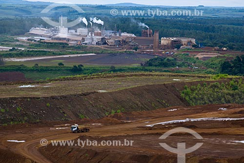  Caminhão em mina de fosfato - usado para a produção de fertilizantes  - Araxá - Minas Gerais (MG) - Brasil