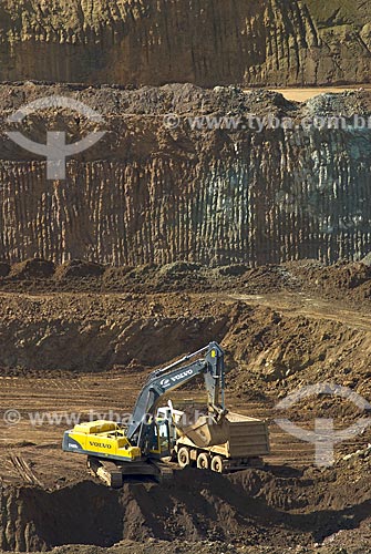  Escavadeira carregando caminhões em mina de fosfato - usado para a produção de fertilizantes  - Araxá - Minas Gerais (MG) - Brasil