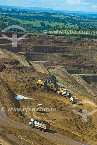  Escavadeira carregando caminhões em mina de fosfato - usado para a produção de fertilizantes  - Araxá - Minas Gerais (MG) - Brasil
