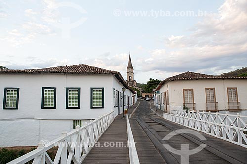  Fachada do Museu Casa de Cora Coralina - casa em que a escritora Cora Coralina viveu - com a Igreja de Nossa Senhora do Rosário dos Pretos (1930) ao fundo  - Goiás - Goiás (GO) - Brasil