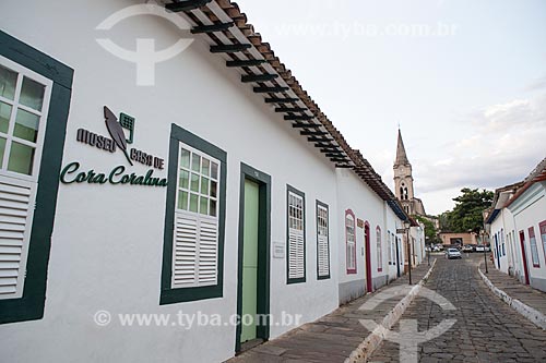  Fachada do Museu Casa de Cora Coralina - casa em que a escritora Cora Coralina viveu - com a Igreja de Nossa Senhora do Rosário dos Pretos (1930) ao fundo  - Goiás - Goiás (GO) - Brasil