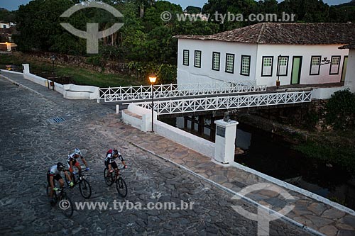  Ciclistas na Avenida Sebastião Fleury Curado com Museu Casa de Cora Coralina - casa em que a escritora Cora Coralina viveu  - Goiás - Goiás (GO) - Brasil