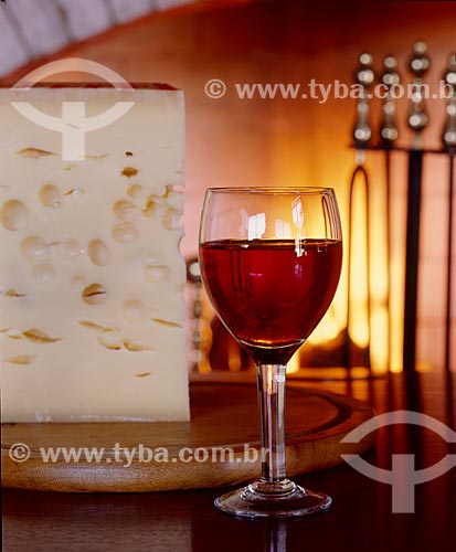  Detalhe de queijo e vinho com lareira ao fundo  - Canela - Rio Grande do Sul (RS) - Brasil