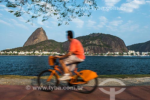  Ciclista na ciclovia no Aterro do Flamengo com o Pão de Açúcar ao fundo  - Rio de Janeiro - Rio de Janeiro (RJ) - Brasil