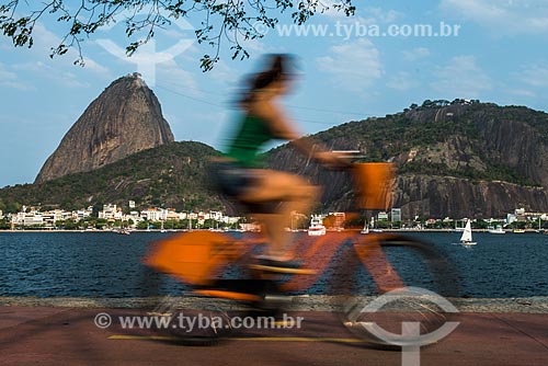  Ciclista na ciclovia no Aterro do Flamengo com o Pão de Açúcar ao fundo  - Rio de Janeiro - Rio de Janeiro (RJ) - Brasil