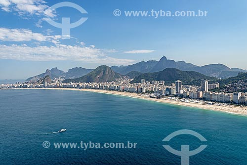  Foto aérea da Praia de Copacabana com a Pedra da Gávea ao fundo  - Rio de Janeiro - Rio de Janeiro (RJ) - Brasil