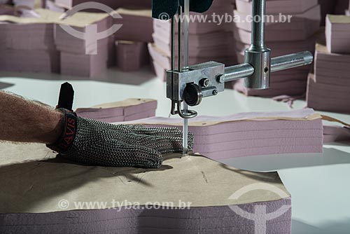  Detalhe de corte de moldes durante a fabricação de roupas íntimas na confecção Suspiro Íntimo  - Nova Friburgo - Rio de Janeiro (RJ) - Brasil