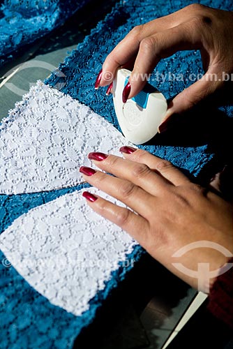  Detalhe de marcação de moldes durante a fabricação de roupas íntimas na confecção Suspiro Íntimo  - Nova Friburgo - Rio de Janeiro (RJ) - Brasil