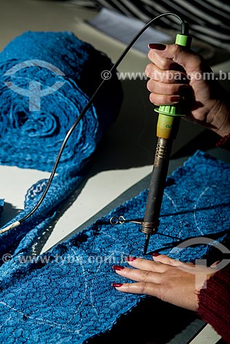  Detalhe de corte de moldes durante a fabricação de roupas íntimas na confecção Suspiro Íntimo  - Nova Friburgo - Rio de Janeiro (RJ) - Brasil