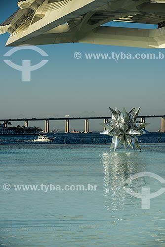  Escultura Diamante Estrela Semente de Frank Stella no espelho dágua do Museu do Amanhã com a Ponte Rio-Niterói ao fundo  - Rio de Janeiro - Rio de Janeiro (RJ) - Brasil