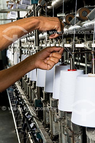  Detalhe de fabricação de aviamentos na fábrica Hak - Polo Industrial de roupa íntima de Nova Fribrugo  - Nova Friburgo - Rio de Janeiro (RJ) - Brasil