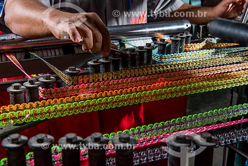  Detalhe de fabricação de aviamentos para o carnaval na fábrica Hak - Polo Industrial de roupa íntima de Nova Fribrugo  - Nova Friburgo - Rio de Janeiro (RJ) - Brasil