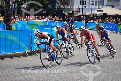  Atletas do triatlo feminino completam circuito de bicicleta na Avenida Atlântica  - Rio de Janeiro - Rio de Janeiro (RJ) - Brasil