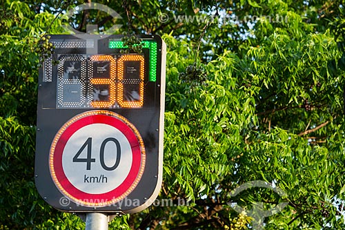  Radar para fiscalização eletrônica de velocidade na Avenida Anhanguera  - Goiânia - Goiás (GO) - Brasil
