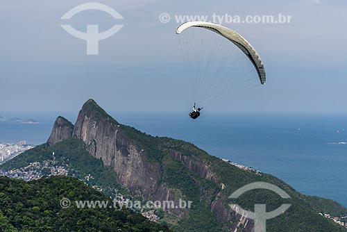  Decolagem de parapente da rampa da Pedra Bonita/Pepino com o Morro Dois Irmãos ao fundo  - Rio de Janeiro - Rio de Janeiro (RJ) - Brasil