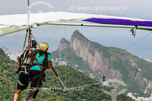  Decolagem de asa-delta da rampa da Pedra Bonita/Pepino com o Morro Dois Irmãos ao fundo  - Rio de Janeiro - Rio de Janeiro (RJ) - Brasil